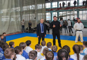 Награждение лучших спортсменов по итогам выступления на соревнованиях по дзюдо в Новочеркасске