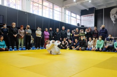 ​В Донецке прошел обучающий семинар по самостраховке для учителей физкультуры