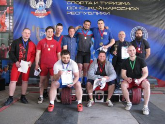 В Снежном прошел Чемпионат Республики по тяжелой атлетике