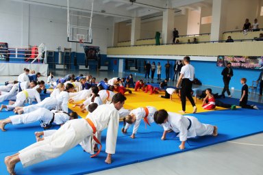 В Шахтёрске прошла открытая тренировка с легендой спорта Михаилом Суриковым