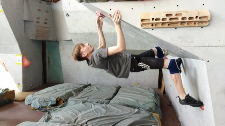Определены победители и призеры кубка ДНР по скалолазанию
