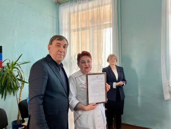​Заместитель Министра спорта и туризма Донецкой Народной Республики Николай Тарапата принял участие в поздравлении фельдшерских коллективов