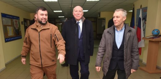 Денис Пушилин и Дмитрий Мезенцев встретились в ходе передачи гуманитарной помощи одному из учебных заведений Донецка