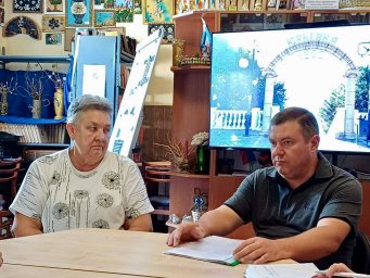 Директор ГУП ДНР «Туризм.Донбасс» Максима Бойкова с жителями села Юрьевка