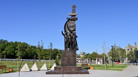 Монумент в память о героях-дорожниках, погибших при восстановлении Донбасса и Новороссии, открыли сегодня в Волновахе.
