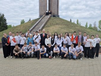 "Поклонимся великим тем годам…"