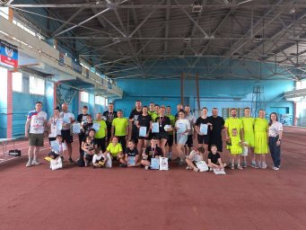 В Донецке прошел финал Восьмых Республиканских соревнований «Папа, мама, я – флорбольная семья!»