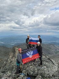 ФЛАГ ДНР поднят в ущелье горы Афродита