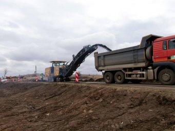 Продолжается ремонт дороги к «Саур-Могиле»