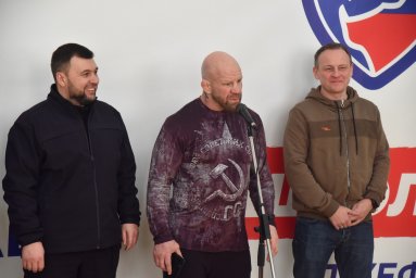 Денис Пушилин, Андрей Турчак и Юрий Мартынов приняли участие в открытии Школы борьбы Джеффа Монсона в Макеевке